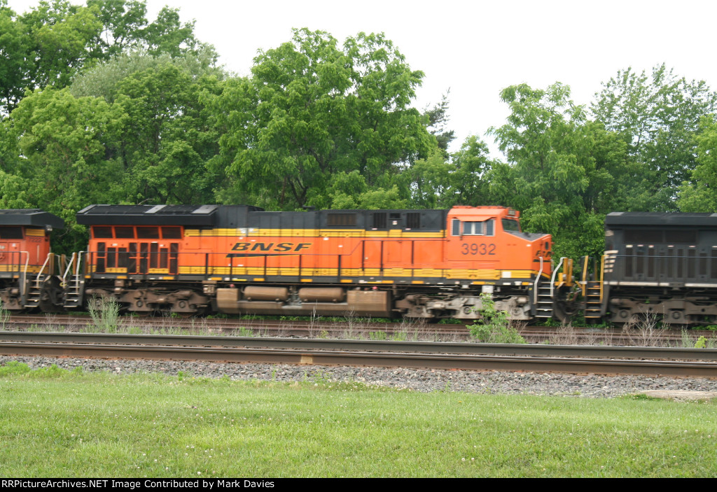 BNSF 3932